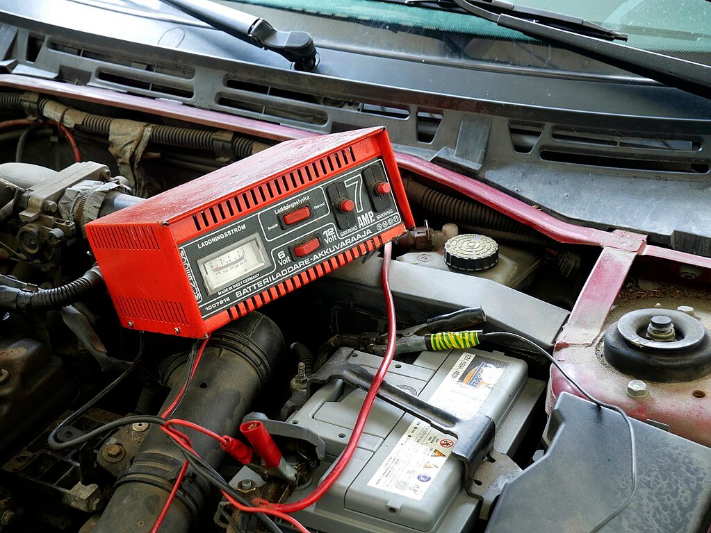 how many amps should a car battery have